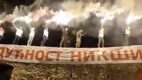 VESELI SE SRPSKI RODE: Veličanstvena bakljada najavljuje slobodu Nikšića (VIDEO) VESELI SE SRPSKI RODE: Veličanstvena bakljada najavljuje slobodu Nikšića (VIDEO)