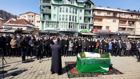 ХИЉАДЕ ЉУДИ НА САХРАНИ ХУСОВИЋА: Масовни испраћај оснивача Бошњачке странке, упркос мерама у Црној Гори (ФОТО)