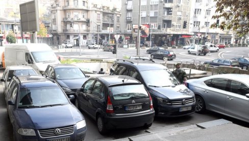 KESE NA RETROVIZORIMA SVE ČEŠĆA POJAVA: Evo zašto vozači prekrivaju ogledala svojih četvorotočkaša