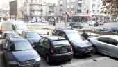KESE NA RETROVIZORIMA SVE ČEŠĆA POJAVA: Evo zašto vozači prekrivaju ogledala svojih četvorotočkaša KESE NA RETROVIZORIMA SVE ČEŠĆA POJAVA: Evo zašto vozači prekrivaju ogledala svojih četvorotočkaša