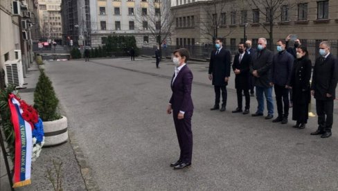 GODIŠNJICA UBISTVA PREMIJERA ĐINĐIĆA: Brnabić i članovi Vlade Srbije položili vence na mestu na kom je ubijen