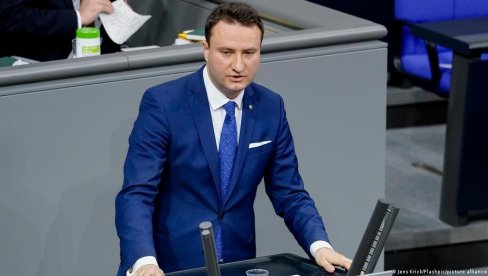 PRLJAVI NOVAC TRESE BUNDESTAG: Rasulo kod Merkelove - i treći poslanik vladajućih demohrišćana napustio svoje mesto