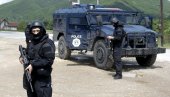 UDARALI IH KUNDACIMA I ŠAMARALI: Tortura policije lažne države nad srpskim mladićima zbog majice Nema predaje