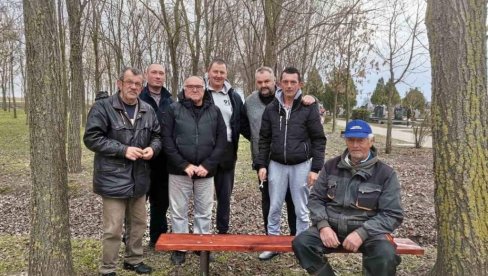 PODGRMEČLIJE POPRAVILE KLUPE: Izdvojili novac iz sopstvenih sredstava - Žitište se uređuje (FOTO)