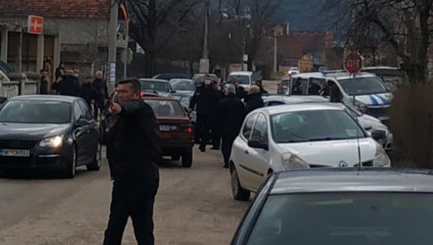 ПОЛИЦИЈА ПРИВЕЛА ПРИСТАЛИЦЕ ДПС: Правили хаос на гласачком месту, малтретирали чланове комисије