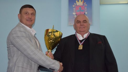 ПОШТЕНА ПОБЕДА: Драган Марковић Палма примио јагодинске рукометашице