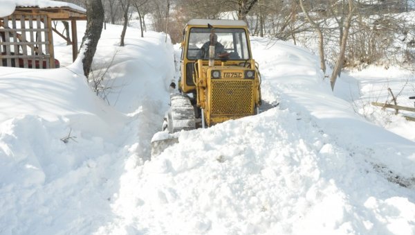 ИЗОЛОВАНИ ОД СВЕТА: Снег не престаје да пада у Црној Трави, наноси и до три метра