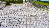 НОСИЛИ СУ И КОВЧЕГЕ СА ТЕЛИМА ПРЕМИНУЛИХ: Сећање на 25. година од егзодуса Срба, венци за 958 погинулих из Сарајева (ФОТО)