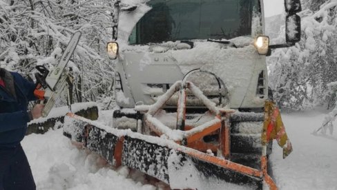 NA STAROJ PLANINI POLA METRA SNEGA: Putari čiste ka selima (FOTO)