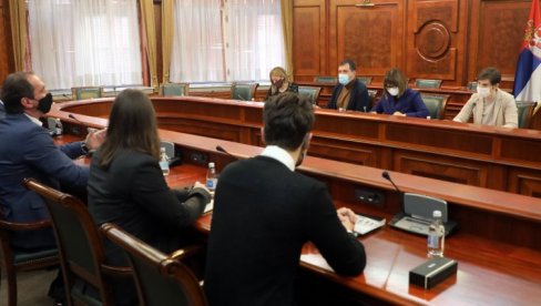 ОД ВЛАДЕ ПОМОЋ ЗА ОПСТАНАК ФИЛМА: Премијерка и министарка културе са дистрибутерима ОД ВЛАДЕ ПОМОЋ ЗА ОПСТАНАК ФИЛМА: Премијерка и министарка културе са дистрибутерима