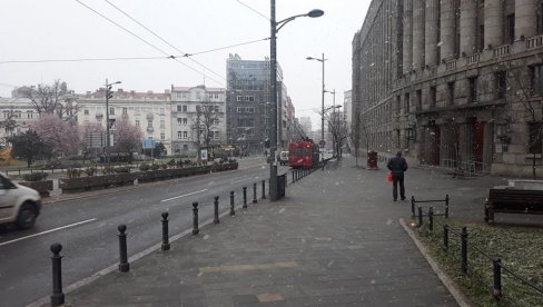PLJUSKOVI, SNEG, OLUJNI VETAR... Vreme će danas biti potpuno haotično PLJUSKOVI, SNEG, OLUJNI VETAR... Vreme će danas biti potpuno haotično