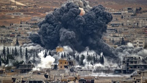 СРУЧИЛИ ИМ ПАКАО СА НЕБА: Руси бомбардовали положаје ИСИС-а у Сирији