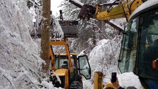 ЕДС О КВАРОВИМА НА МРЕЖИ: Без струје на територији Мачванског,Расинског, Колубарског и Борског округа