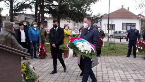 ONI SU DALI ŽIVOTE U BORBI PROTIV NATO AGRESIJE: Položeni venci i cveće na spomen-obeležje palim borcima u Paraćinu
