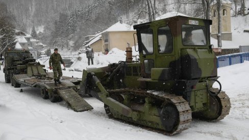 VOJSKA PROBIJA SMETOVE: Započelo raščišćavanje lokalnih puteva do zavejanih sela u opštini Crna Trava