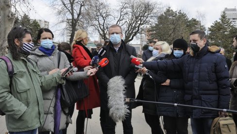 СЕЋАЊЕ НА НЕВИНЕ МАЛИШАНЕ: На Ташмајдану положени венци на Споменик деци страдалој у НАТО бомбардовању  (ФОТО)