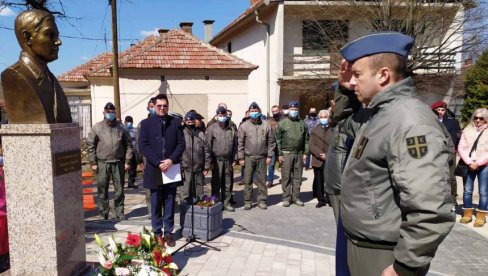 NIJE HTEO DA IM PADNE ŽIV U RUKE:  Počast heroju Životi Đuriću - Bista pilotu poginulom tokom NATO bombardovanja