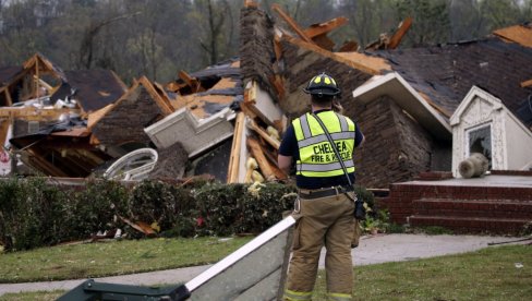 TORNADO SRAVNIO JUG ALABAME:  Srušene kuće, dalekovodi... (FOTO)