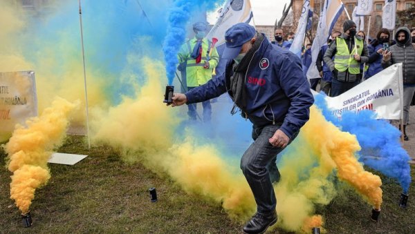 ТРУБЕ, ПИШТАЉКЕ И ДИМНЕ БОМБЕ: Стотине полицајаца на протесту у Букурешту, жале се на плате и сулове рада (ФОТО)