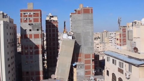 БЕБА ПРОНАЂЕНА ЖИВА У РУШЕВИНАМА СОЛИТЕРА: Мајка, отац и сестра одојчета погинули у рушењу зграде у Каиру