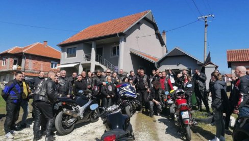 LJUDINE VELIKOG SRCA: Bajkeri doneli pomoć Dačevićima, pokloni za decu koja neće da se rastanu od bake (FOTO/VIDEO)