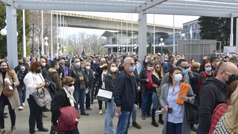 ХВАЛА СРБИЈИ ШТО НАМ СПАСАВА ЖИВОТЕ: Житељи земаља региона похрлили у Београд да приме прву дозу вакцине против короне (ФОТО)