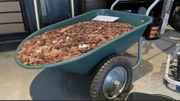 ОВО ЈЕ ЗАИСТА ДЕТИЊАСТО: Бахати шеф исплатио раднику плату у новчићима, у колица убацио хиљаде кованица и нешто потпуно гнусно (ФОТО)