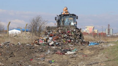 ОДНЕЛИ ВИШЕ ОД 10 КАМИОНА СМЕЋА: Вршачки комуналци поново уклонили дивљу депонију у насељу Мали рит