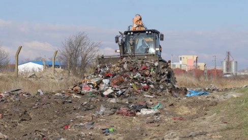 ИЗ МАЛОГ РИТА ОДНЕЛИ 700 КУБИКА ОТПАДА: Комуналци очистили ромско насеље у Вршцу