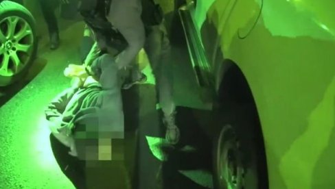 POGLEDAJTE FILMSKO HAPŠENJE U BEOGRADU: Osumnjičenog za pljačku banke policajci izvukli iz vozila, pa oborili na zemlju (VIDEO)