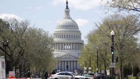 ПРЕДУЗМИТЕ НЕШТО: Трамп тврди да је ФБИ подстицао нереде у близини Капитола у јануару 2021. ПРЕДУЗМИТЕ НЕШТО: Трамп тврди да је ФБИ подстицао нереде у близини Капитола у јануару 2021.