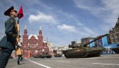 МОЋНЕ МАШИНЕ ТУТЊАЋЕ ЦРВЕНИМ ТРГОМ: Пет врста тенкова на паради у Москви, од Т-34 до Т-14 “Армата”