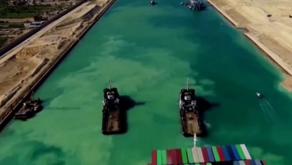 ВИШЕ СТОТИНА БРОДОВА ЧЕКА ПРОЛАЗ: После шест дана извучен потонули тегљач из Суецког канала