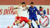 NE TO, ROBERTE! Levandovski promašio gol, ali pogodio mobilni telefon (VIDEO)