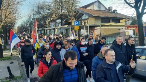 IZDALI STE ĐEDA: Nikšić i večeras na nogama u znak podrške Vladimiru Leposaviću (FOTO/VIDEO) IZDALI STE ĐEDA: Nikšić i večeras na nogama u znak podrške Vladimiru Leposaviću (FOTO/VIDEO)