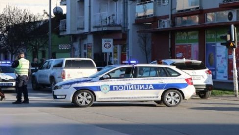 ПОЛИЦИЈА БЛОКИРАЛА УЛИЦУ У НОВОМ САДУ: Подметнута бомба у улазу у зграду Далибора Богдановића Боће, приведена једна особа (ВИДЕО)