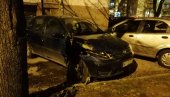 ХАОС У НИШУ: Возилом оборио дрво, оштетио четири аутомобила - једна особа повређена (ФОТО)