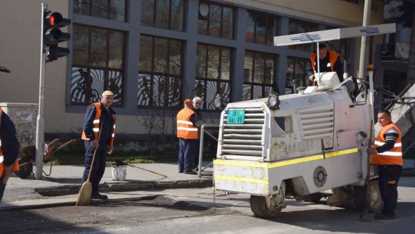 КРПЉЕЊЕ УДАРНИХ РУПА: Санирају трагове зиме на градским улицама