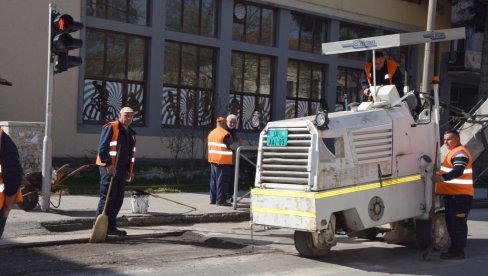 KRPLJENJE UDARNIH RUPA: Saniraju tragove zime na gradskim ulicama