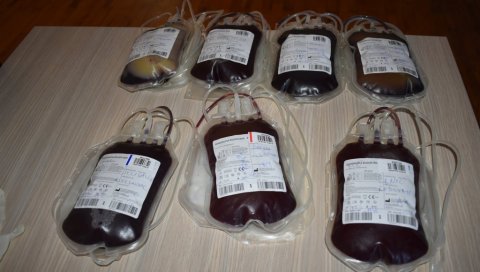 ХУМАНИМА БЕСПЛАТНЕ КАРТЕ: Испред Спенса у Новом Саду акција добровољног давања крви