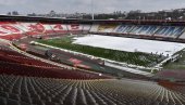 SNEŽNI APRILSKI DERBI: Beli pokrivač na travi stadiona Rajko Mitić (FOTO)