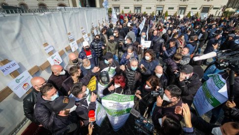 RASTE BES, MOGUĆA ESKALACIJA NASILJA? U Italiji je sve napetija situacija, ljudi nezadovoljni zabranama izlaze na trgove (FOTO)