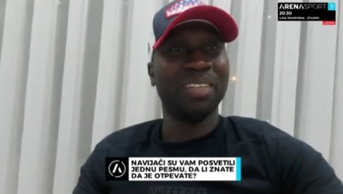 ODUŠEVIO GROBARE: Dijara pevao svoju pesmu sa osmehom (VIDEO)