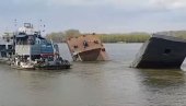 ПРЕЛОМИЛА СЕ И ПОЧЕЛА ДА НЕСТАЈЕ ПОД ВОДОМ: Погледајте како је потонула баржа на Дунаву у близини Смедерева (ВИДЕО)