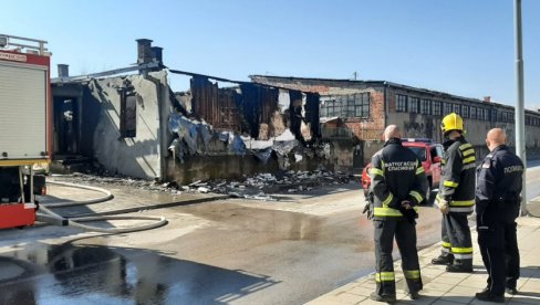 JUTRO NAKON POŽARA U NIŠU: Očajni ljudi gledaju u zgarište svojih domova - vatra i dalje ponegde tinja  (FOTO/VIDEO)