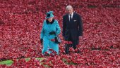 RUŽA VOJVODE OD EDINBURGA ZA 100. ROĐENDAN: Kraljica Elizabeta zasadila cvet nazvan po pokojnom princu Filipu