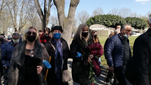 LEPA LUKIĆ U SUZAMA: Pevačica ne prestaje da plače - došla da na večni počinak isprati kolegu (FOTO)