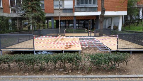 STANARI POBEDILI, BAŠTA JE SKLONJENA: Sačuvana zelena površina između solitera u Bulevaru Kralja Aleksandra