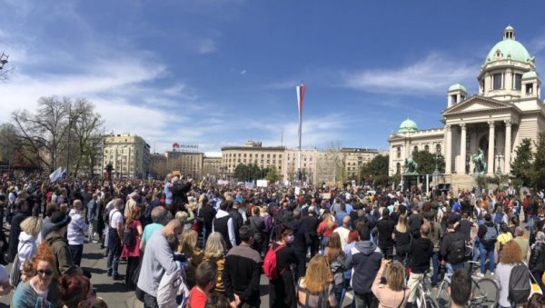 ПРОТЕСТ ИСПРЕД СКУПШТИНЕ: Еколошки устанак у Београду, Зорана Михајловић: Ником не доноси добро ако се то питање користи у политичке сврхе