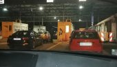 DESET METARA OD SRBIJE, A BLOKIRANI NA GRANICI: Naši državljani zarobljeni na prelazu Tabanovce, zbog procedure celu noć u kolima (FOTO)